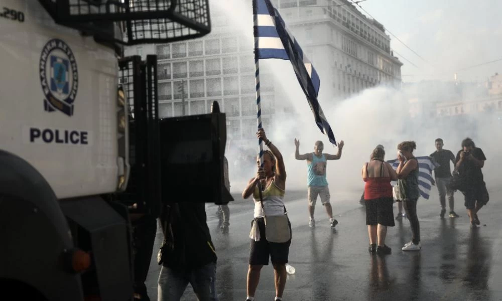 Επεισόδια στο Σύνταγμα: Υπαρχιφύλακας της ΕΛ.ΑΣ. ένας από τους συλληφθέντες